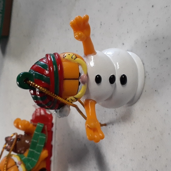 🎄 Lot of 4 Garfield Ornaments w/Russell Stover Tree Box - Picture 5 of 6